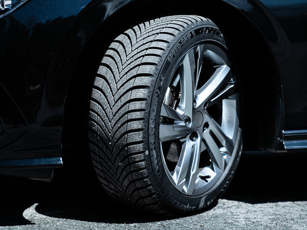 Zur Markteinführung seines neuen Winterreifens hat Semperit den TÜV Süd mit einem unabhängigen Wettbewerbsvergleich beauftragt, bei dem der „Speed-Grip 5“ vier mitgetestete, namentlich aber nicht genannte Konkurrenzprodukte bei der Mehrzahl der Disziplinen geschlagen haben soll (Bild: Semperit)