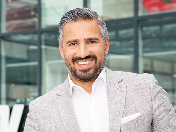 „Unsere Produkte stehen bereit. Jetzt müssen auch Bund, Länder und Kommunen anpacken“, mahnt WdK-Präsident Anish K. Taneja für Deutschland belastbare Nachhaltigkeitsinfrastrukturen an und meint damit nicht zuletzt vor allem Ladepunkte an, um die staatlich beförderte Elektromobilität auszurollen (Bild: WdK)