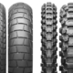 Bridgestones neuer „Battlax Adventure Trail AT41“ (linke Paarung) ist für Motorräder aus dem Adventure-Segment gedacht, der „Battlecross X31“ für Motocross-Maschinen (Bilder: Bridgestone)