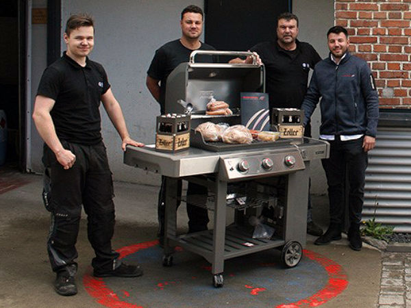 Über einen Weber-Gasgrill samt Grillpaket und Getränken kann sich die Mannschaft vom Kfz-Meisterbetrieb Jürgen Etzold mit Sitz in Blaustein bei Ulm freuen (Bild: Reifen Göggel)