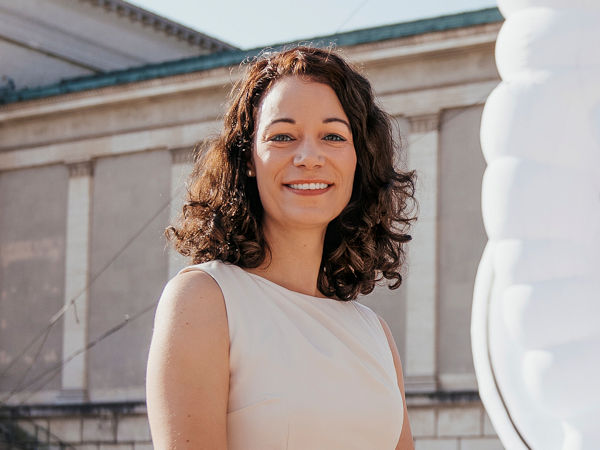 Ganzjahresreifen wie der „CrossClimate 2“ des Herstellers böten – sagt Theres Gozstonyi, Vice President B2C Sales Europe North bei Michelin – „denjenigen die perfekte Lösung, die keine Lust haben, sich mit ihrem Reifen zu befassen, um mehr Zeit für Unternehmungen und Freizeitaktivitäten zu gewinnen“ (Bild: Michelin)