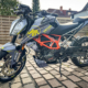 Anlässlich der Erweiterung seines „Sportec-M9-RR“-Größenportfolios um zwei Dimensionen für Maschinen mit kleinerem Hubraum verlost Metzeler zusammen mit dem Influencer „Kuhlewu“ eine KTM Duke 125 (Bild: Metzeler)