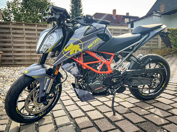 Anlässlich der Erweiterung seines „Sportec-M9-RR“-Größenportfolios um zwei Dimensionen für Maschinen mit kleinerem Hubraum verlost Metzeler zusammen mit dem Influencer „Kuhlewu“ eine KTM Duke 125 (Bild: Metzeler)