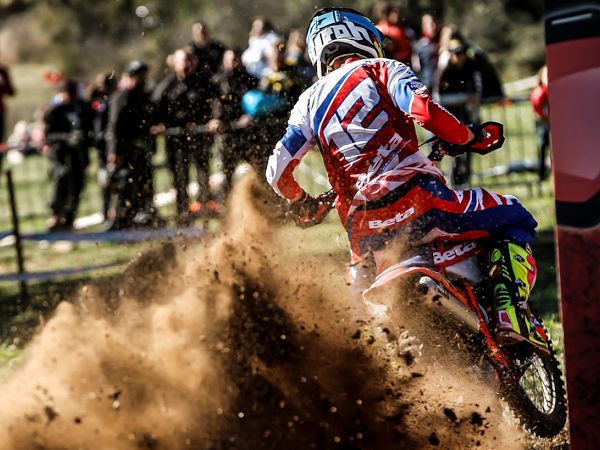 Auf Metzeler-Reifen ihrer Maschine vertrauende Fahrer haben sich in der gerade zu Ende gegangenen Saison in gleich vier Wertungsklassen der Enduro-WM den Titel sichern können (Bild: Metzeler)