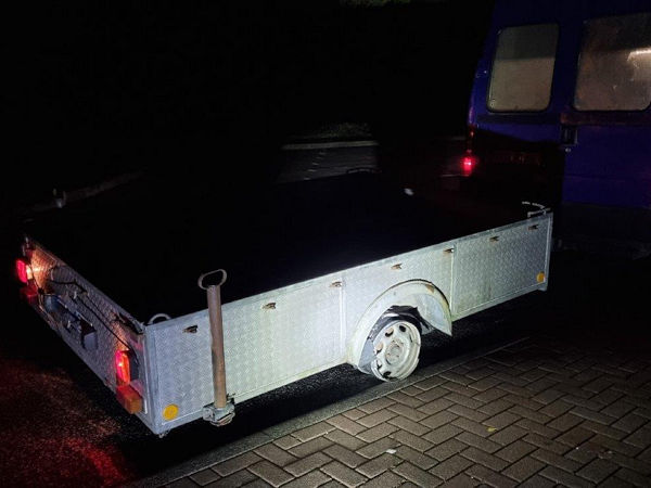 Beamte des Autobahn-und Verkehrspolizeirevieres Metelsdorf konstatierten mehr als „nur“ Mängel an den Reifen eines Transportergespanns: An dem einachsigen Anhänger mangelte es sogar komplett an einem davon (Bild: Polizeiinspektion Wismar)