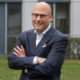 „Es lohnt sich, die Gruppe der Dienstwagenfahrenden gezielt anzusprechen und mit dem eigenen Service zu überzeugen“, sagt Dr. Matthias Schubert, Executive Vice President Mobilität beim TÜV Rheinland. Zumal rund drei Viertel von ihnen beim Reifenwechsel frei über die Werkstatt entscheiden können (Bild: TÜV Rheinland)