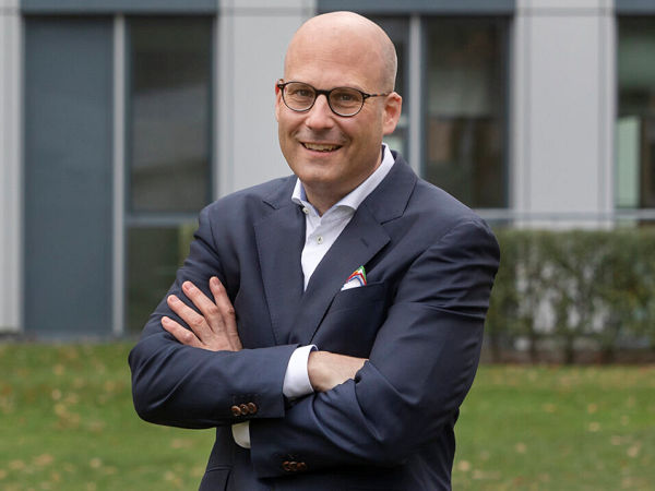 „Es lohnt sich, die Gruppe der Dienstwagenfahrenden gezielt anzusprechen und mit dem eigenen Service zu überzeugen“, sagt Dr. Matthias Schubert, Executive Vice President Mobilität beim TÜV Rheinland. Zumal rund drei Viertel von ihnen beim Reifenwechsel frei über die Werkstatt entscheiden können (Bild: TÜV Rheinland)