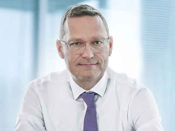 „Die Schaeffler-Gruppe hat im dritten Quartal 2021 in einem herausfordernden Marktumfeld ihre Resilienz bewiesen“, sagt Claus Bauer, Vorstand für Finanzen und IT der Schaeffler AG, und kündigt zugleich die Prüfung von Maßnahmen an, um „den im vierten Quartal weiter zunehmenden Herausforderungen, vor allem auf der Materialpreisseite zu begegnen“ (Bild: Schaeffler)