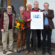 Urkundenübergabe (von links): Heinz Becker; Anita und Fritz Eggers, Marcel Eggers sowie Michael Becker (Bild: Vulkaniseur- und Reifenmechanikerinnung Ostwestfalen-Lippe)