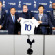 Haben ihre langerfristig angelegte weitere Zusammenarbeit besiegelt (von links): Michael Dawson, Tony Lee, Matthew Collecott, Namhwa Cho und Ledley King (Bild: Kumho)