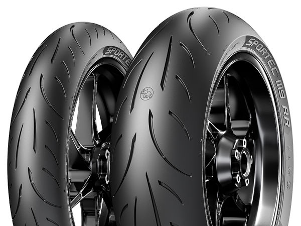 Schon ab November soll der „Sportec M9 RR“ von Metzeler auch in 120/70 R19 60V fürs Vorder- und 170/60 R17 72V fürs Hinterrad erhältlich sein, wobei 2022 noch die Dimensionen 120/70 ZR19 60W und 170/60 ZR17 72W hinzukommen (Bild: Metzeler)