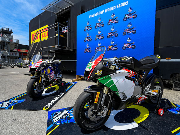 Pirellis neue Zehn- und Zwölf-Zöller sind für Sportgeräte gedacht wie die in der MiniGP World Series der FIM zum Einsatz kommenden Ohvale-GP-0-160 Maschinen, aber auch für Pitbikes, Minimotards und Racing-Scooter (Bild: Pirelli)