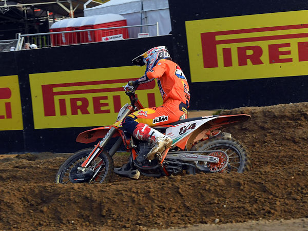 Nach einem vorzeigen Titelerfolg für einen Pirelli-Reifen vertrauenden Fahrer schon im MX2-Klassement hat Jeffrey Herlings die in der Motocross-WM damit bereits bei 75 stehenden Bilanz der Marke mit seinem Sieg in der MXGP-Klasse gleich noch auf 76 hochgeschraubt (Bild: Pirelli)