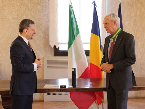 Den Orden, mit dem Rumänien die industriellen und kommerziellen Verdienste des Reifenherstellers in dem Land würdigt, hat Pirelli-Chef Marco Tronchetti Provera (rechts) im Rahmen einer Zeremonie in Mailand aus den Händen des rumänischen Botschafters in Italien George Bologan entgegennehmen können (Bild: Pirelli/LinkedIn/Screenshot)
