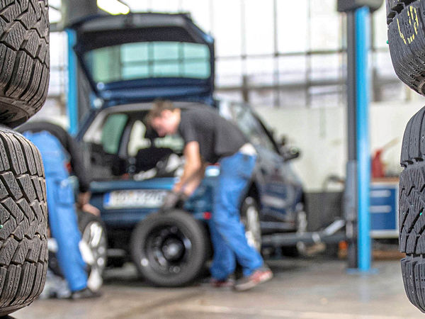 Nicht jeder Autofahrer lässt den Reifenwechsel in einem Servicebetrieb erledigen: Je nach Umfrage/Studie liegt der Do-it-yourself-Anteil aber immerhin irgendwo im Bereich zwischen 20 und 40 Prozent (Bild: OBS, HUK-Coburg, Hagen Lehmann Cobug)
