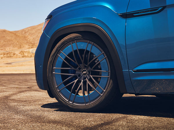 Bei seinem Atlas Cross Sport GT Concept genannten Einzelstück setzt VW of America als Bereifung auf Yokohamas „Advan Sport V105“ in 285/35 ZR22 106Y (Bild: Volkswagen of America)