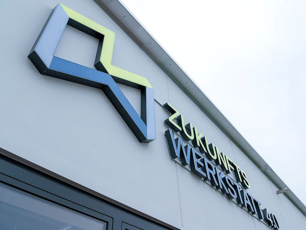 Als Standort des der Zukunftswerkstatt 4.0 dient ein ehemaliges Busdepot in Esslingen, wo auf einer Grundfläche von 450 Quadratmetern im Zuge eines Umbaus zwei vollwertige Werkstattarbeitsplätze, ein Ausstellungsbereich sowie Seminarräume entstanden sind (Bild: DAT)