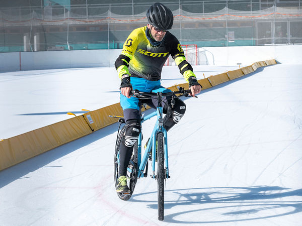 Bremsen auf eisglatter Fahrbahn war eine der Testdisziplinen der Fahrradwinterreifen, die sich ... (Bild: ADAC)