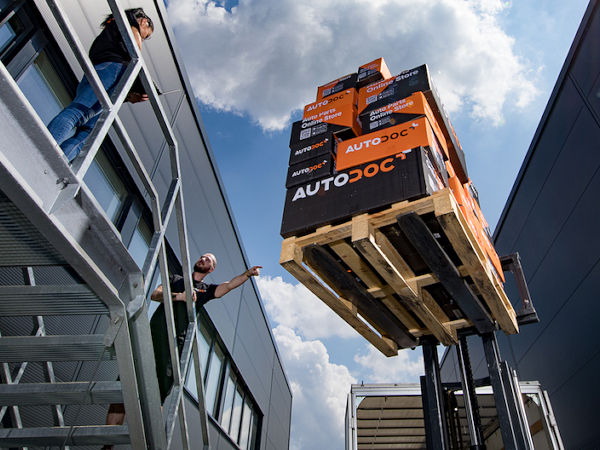 Allein von seinem Berliner Lager aus werden Autodoc zufolge dieses Jahr täglich rund 17.000 Pakete versendet (Bild: Autodoc)