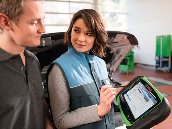 Vor 100 Jahren als Bosch-Dienste gestartet, soll das heutige Bosch-Car-Service-Netzwerk mittlerweile über 15.000 Betriebe mit mehr als 90.000 Mitarbeitern umfassen, die rund um den Globus rund 50 Millionen Autos pro Jahr warten und reparieren – mit deutlich modernerem Equipment als 1921 (Bild: Bosch)