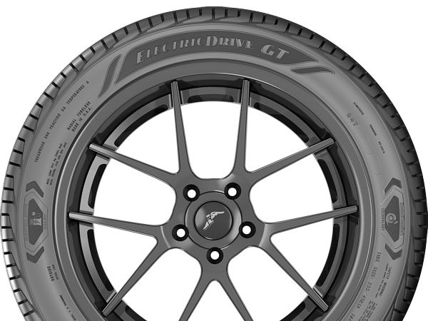 Goodyears „ElectricDrive GT” speziell für elektrisch angetriebene Fahrzeuge wird zunächst in der Größe 255/45 R19 104W XL im nordamerikanischen Ersatzgeschäft angeboten, aber der Hersteller will sein diesbezügliches Portfolio 2022 noch weiter ausbauen (Bild: Goodyear)