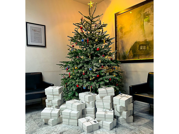 Da die aktuelle Corona-Lage große firmenweite Weihnachtsfeiern nicht erlauben, hat die Nabholz-Geschäftsführung anlässlich der bevorstehenden Festtage allen ihren mehr als 200 Mitarbeitern an 18 Standorten eine Geschenkbox zukommen lassen (Bild: Heinrich Nabholz Autoreifen GmbH)