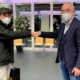 Corona-konform haben Pirelli Deutschland bzw. Mitglieder des Betriebsrates und der Geschäftsführung wie deren Vorsitzender Wolfgang Meier (rechts) in insgesamt zwölf Einzelveranstaltungen alles in allem 290 Jubilare wie Phuc Tho Dao für ihre langjährige Treue zum Unternehmen geehrt (Bild: Pirelli)