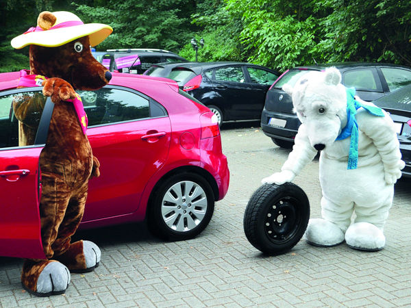 Eisbär „ProEisbär „Profilius“ (rechts) für Winter- und Braunbärin „Profilia“ für Sommerreifen sind die beiden Maskottchen der „Initiative Reifenqualität“, die sich unter anderem für eine saisonale Umrüstung der Fahrzeugbereifung stark macht (Bild: „Initiative Reifenqualität“)filius“ (rechts) für Winter- und Braunbärin „Profilia“ für Sommerreifen sind die beiden Maskottchen „Initiative Reifenqualität“, die sich unter anderem für eine saisonale Umrüstung der Fahrzeugbereifung stark macht (Bild: „Initiative Reifenqualität“)