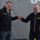 Haben Anfang Dezember die Reifendiagnoseanlage im ADAC-Fahrsicherheitszentrum Hannover/Laatzen in Betrieb genommen: dessen Geschäftsführer Sven Stieger (links) und Ralf Hoffmann, Leiter Marketing Reifenersatzgeschäft Deutschland bei Continental (Bild: Continental)