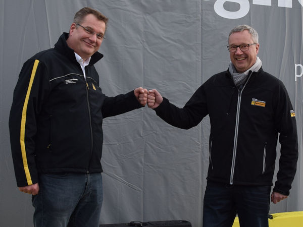 Haben Anfang Dezember die Reifendiagnoseanlage im ADAC-Fahrsicherheitszentrum Hannover/Laatzen in Betrieb genommen: dessen Geschäftsführer Sven Stieger (links) und Ralf Hoffmann, Leiter Marketing Reifenersatzgeschäft Deutschland bei Continental (Bild: Continental)
