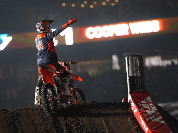 Auch wenn man hier Cooper und damit den Namen einer weiteren zu Goodyear gehörenden Marke lesen kann, so ist damit einerseits doch der Motorradrennfahrer Cooper Webb gemeint und haben andererseits Dunlop-Motorradreifen dem Konzern seine KTM-Lieferantenauszeichnung beschert (Bild: Dunlop)