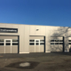 Bei dem Anbau an ein Bestandsgebäude hat sich unlängst das Mazda-Autohaus Flindt aus Marschacht bei Hamburg für HaCoBau als Projektpartner entschieden und verfügt nun über einen vergrößerten Werkstattbereich mit vier zusätzlichen Arbeitsplätzen, von denen einer als Direktannahme dient (Bild: HaCoBau)