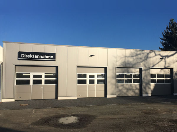 Bei dem Anbau an ein Bestandsgebäude hat sich unlängst das Mazda-Autohaus Flindt aus Marschacht bei Hamburg für HaCoBau als Projektpartner entschieden und verfügt nun über einen vergrößerten Werkstattbereich mit vier zusätzlichen Arbeitsplätzen, von denen einer als Direktannahme dient (Bild: HaCoBau)