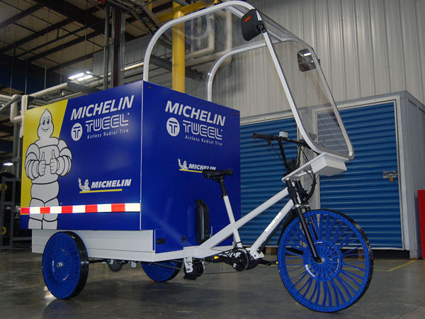 „T„Tweel“ bescheinigt Michelin gegenüber Luftreifen nicht nur eine höhere Tragfähigkeit, sondern als Vorteil des Konzeptes herausgestellt werden darüber hinaus genauso noch ... (Bild: Michelin)„Tweel“ bescheinigt Michelin gegenüber Luftreifen nicht nur eine höhere Tragfähigkeit, sondern als Vorteil des Konzeptes herausgestellt werden darüber hinaus genauso noch ... (Bild: Michelin)weel“ bescheinigt Michelin gegenüber Luftreifen nicht nur eine höhere Tragfähigkeit, sondern als Vorteil des Konzeptes herausgestellt werden genauso nicht nötige Wartungsarbeiten wie etwa eine regelmäßige Fülldruckkontrolle, ein niedrigerer Rollwiderstand der Luftlosreifen, deren Recyclingfähigkeit oder ihr als gleichmäßiger beschriebener Abrieb (Bild: Michelin)