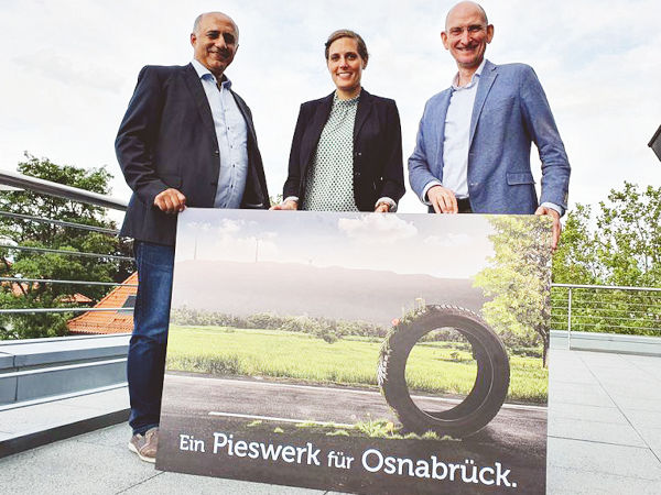 Serkan Kadi und Berenike Seeberg-Elverfeldt – beide Projektleitung – sowie Christoph Hüls (von links), Vorstandsvorsitzender der Stadtwerke Osnabrück, verfolgen mit dem „Pieswerk“ das Ziel, dass regional anfallende Altreifen zukünftig zu fast 100 Prozent vor Ort recycelt werden können (Bild: Stadtwerke Osnabrück/Marco Hörmeyer)