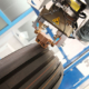 Laut der Preccon Robotics GmbH können mithilfe ihrer Anlage über speziellen Klingen automatisiert Profile in Glattreifen geschnitzt, aber auch Löcher zur Aufnahme von Spikes gebohrt sowie Markierungen aufgebracht werden (Bild: Preccon Robotics)