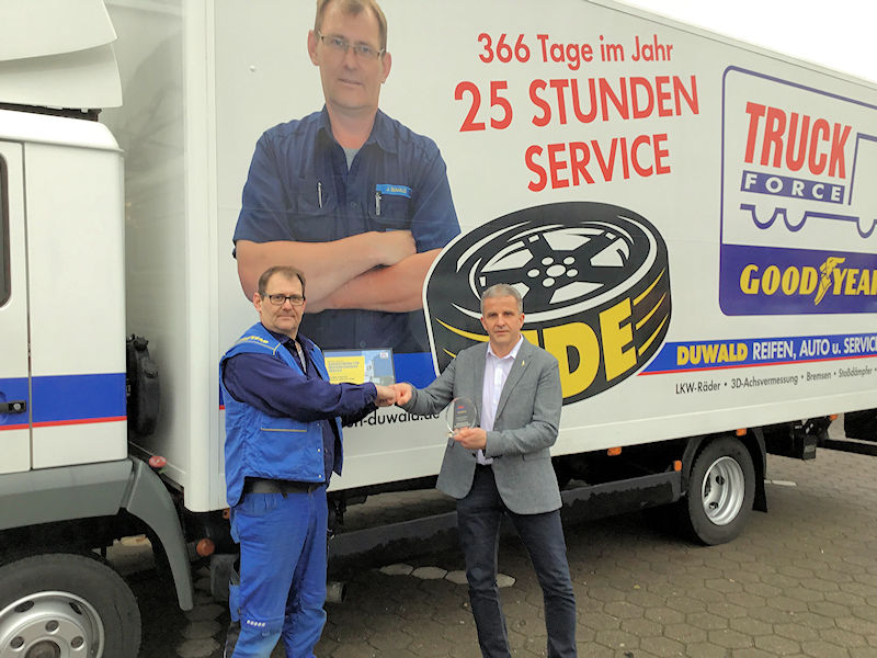 TruckForce Partner Service Excellence Award Uebergabe an Joerg Duwald 003 tb