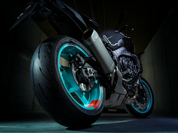 Ab Werk ist die 2022er-Generation von Yamahas MT-10 mit Bridgestones „Battlax Hypersport S22“ bereift: in 120/70 ZR17 M/C (58W) am Vorder- und 190/55 ZR17 M/C (75W) am Hinterrad (Bild: Yamaha)
