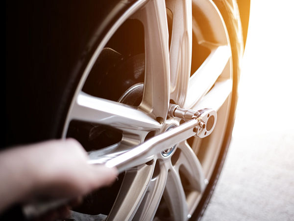 Egal, ob Do-it-yourselfer oder Profimonteur im Kfz-Betrieb: Beim Räderwechsel ist nicht nur das richtige Werkzeug für ein rückenschonendes Arbeiten gefragt, sondern auch die richtige Technik zur Bewältigung körperlich schwerer Aufgaben (Bild: AGR/RS-Studios – stock.adobe.com)