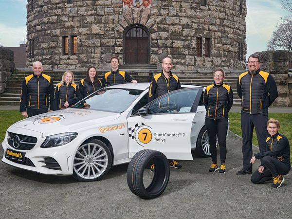 Seit der ersten Februar-Woche und noch bis zum 11. März sind drei Trainerteams im Rahmen der mittlerweile bereits sechsten Conti-Roadshow im deutschen Markt unterwegs, um bundesweit 250 Kunden zu besuchen und sie über die Produkte des Reifenherstellers zu informieren (Bild: Continental)