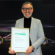 Thomas Hofmann, Leiter Personal und Organisation bei Pirelli Deutschland, mit der Auszeichnung, die das Kooperationsnetzwerk SchuleWirtschaft dem Unternehmen für sein Projekt „Digitales Praktikum“ verliehen hat (Bild: Pirelli)