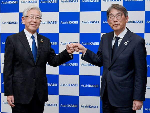 Ab April ist Koshiro Kudo (rechts) neuer Präsident & Representative Director von Asahi Kasei, während sein Vorgänger Hideki Kobori dann als Chairman des Konzerns fungiert (Bild: Asahi Kasei)