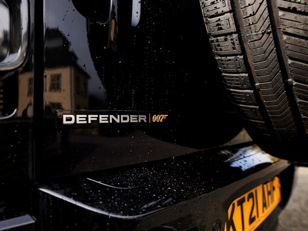 Laut Continental ist man mit dem „CrossContact RX“ in Sachen 22-Zoll-Bereifung des Land Rover Defender sogar alleiniger OE-Lieferant, weshalb auch die Ende 2021 erschienene, auf 22-Zöllern stehende und auf 300 Exemplare limitierte 007-Sonderedition des Fahrzeuges auf diesem Profil rollt (Bild: Jaguar Land Rover)