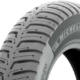 Die Lamellen des „City Pro“ von Michelin sollen den Wasserfilm auf nassen Fahrbahnen noch effektiver „durchschneiden“ und so einen Beitrag zum gegenüber seinen Vorgängern deutlich verbesserten Nassgriff leisten (Bild: Michelin)
