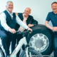 Seniorchef Michael Nabholz zusammen mit Heinrich Köppl (links) und Florian Rödig (rechts) als dessen Nachfolger in Sachen Vertriebsleitung Nutzfahrzeugreifen im Unternehmen mit dem E-Bike, das die gesamte Nabholz-Belegschaft sowie die Top Service KG und Servicequadrat GmbH dem (Un-)Ruheständler geschenkt haben (Bild: Heinrich Nabholz Autoreifen GmbH)