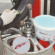 Auf den neuen „Remaxx-Sport“-Produktetiketten ist neben einem Motorrad- und Kfz-Symbol nun zusätzlich eines zu sehen, das ein Fahrzeug mit Blitz zeigt, um so auf die Eignung dieser Rema-Tip-Top-Montagepaste auch für Elektrofahrzeuge hinzuweisen (Bild: Rema Tip Top)
