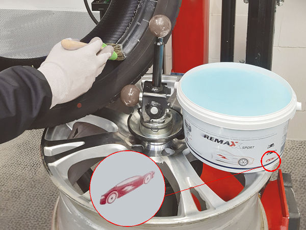 Auf den neuen „Remaxx-Sport“-Produktetiketten ist neben einem Motorrad- und Kfz-Symbol nun zusätzlich eines zu sehen, das ein Fahrzeug mit Blitz zeigt, um so auf die Eignung dieser Rema-Tip-Top-Montagepaste auch für Elektrofahrzeuge hinzuweisen (Bild: Rema Tip Top)
