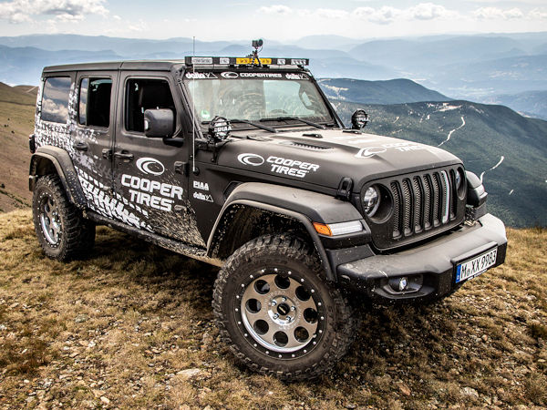 Der von Delta4x4 für Cooper aufgebaute Jeep Wrangler Rubicon soll mit seiner „Discoverer-STT-Pro-P.O.R.“-Bereifung mittlerweile bereits ein umfangreiches Testprogramm abgespult haben (Bild: Delta4x4)