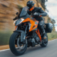 Die frisch überarbeitete 2022er-Version der KTM 1290 Super Duke GT rollt ab Werk auf dem „SportAttack 4“ von Conti (Bild: KTM/Sebas Romero)