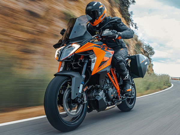 Die frisch überarbeitete 2022er-Version der KTM 1290 Super Duke GT rollt ab Werk auf dem „SportAttack 4“ von Conti (Bild: KTM/Sebas Romero)